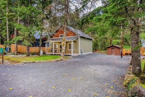 Front of Bear Creek Cabin - Large driveway can accommodate several vehicles, trailers.