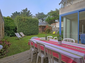 Plante, Table, Meubles, Ciel, Bâtiment, Chaise, Arbre, Mobilier De Jardin, Fenêtre, Tableau De Plein Air