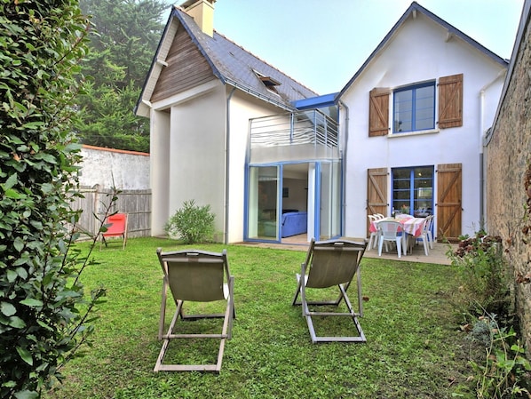 Plante, Bâtiment, Propriété, Fenêtre, Meubles, Lot Terre, Ciel, Maison, Herbe, Chaise