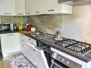 Cabinetry, Spüle, Countertop, Sinken, Herd, Küchengerät, Gasherd, Küche, Cooktop, Haushaltsgerät