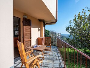 Propriété, Ciel, Meubles, Plante, Bâtiment, Fenêtre, Chaise, Bois, Ombre, Mobilier De Jardin