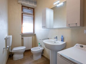 Miroir, Luminaire Plomberie, Évier, Propriété, Robinet, Lavabo, Salle De Bains, Violet, Fenêtre