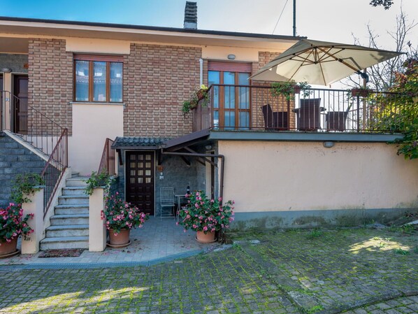 Plante, Propriété, Bâtiment, Ciel, Fenêtre, Pot De Fleur, Plante D'Appartement, Quartier, Surface De La Route, Bois