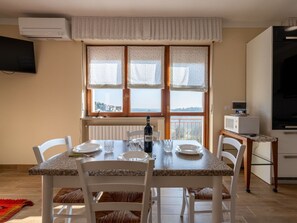 Meubles, Table, Propriété, Fenêtre, Bâtiment, Chaise, Bois, Design Intérieur, Cuisine, Sol