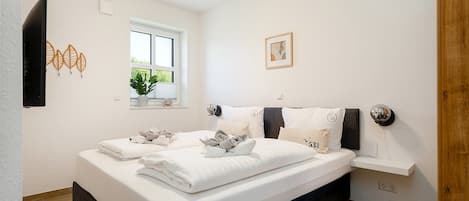 Schlafzimmer mit Boxspringbett im Erdgeschoss