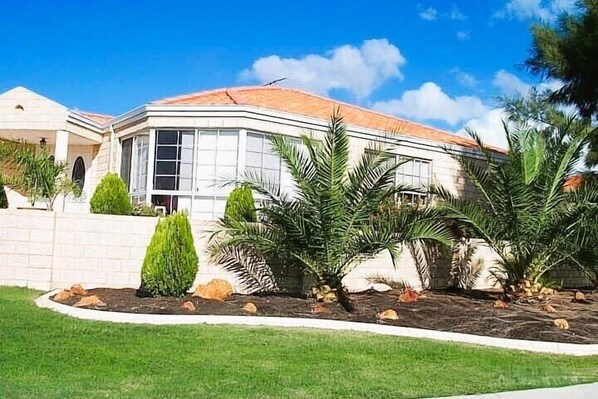 A stunning 4x2 home minutes from the beach!