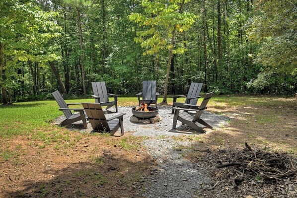 Crackling fire pit
