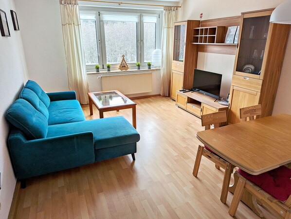 Wohnzimmer mit Esstisch, Fernseher, Sofa (Schlafcouch mit +2 SchlafplÀtzen)