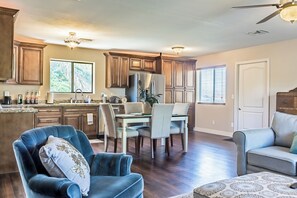 Living room/kitchen/dining area