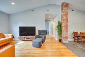 Living Room | Smart TV | Free WiFi