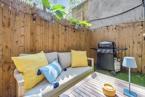 Outdoor lounge and dinning area with grill