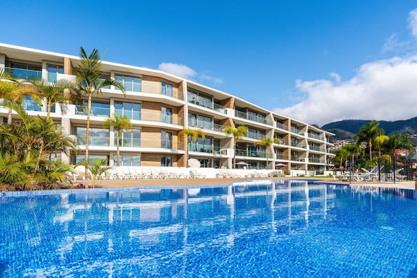 Discover a spacious Madeira residence with striking views, perfect for extended stays in an elegant setting.