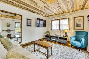 Living Room | Central Heating & A/C | Free WiFi | Twin Sleeper Sofa | 1st Floor