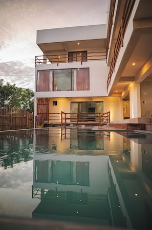 Infinity-Pool