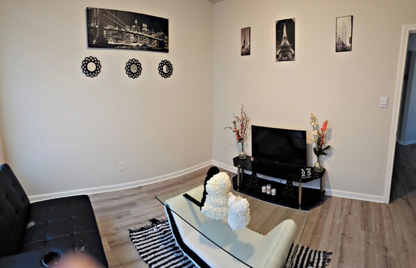 Guest room with futon