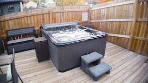 Relax in our well-maintained hot tub, the ideal spot to unwind after a busy day. Handy hooks on the surrounding fence make it easy to keep your towels close at hand.
