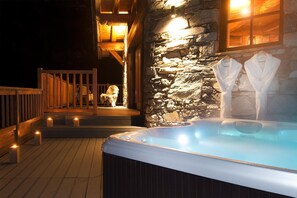 Enjoy the outdoor hot tub!