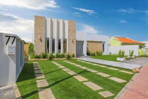 This property’s contemporary facade combines clean lines and stylish architecture, creating an inviting first impression.