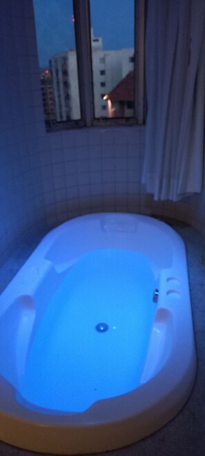 Indoor spa tub
