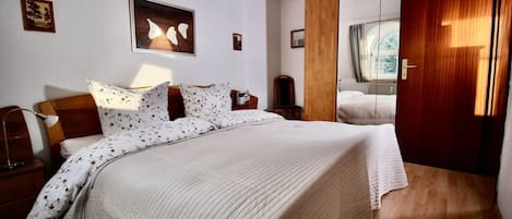 Schlafzimmer im Parkside No. 8 – gemütlich, modern und mit großem Doppelbett. Perfekt zum Entspannen.
