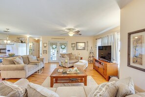 Living Room | Smart TV | Free WiFi