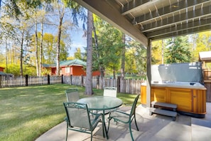 Shared Outdoor Amenities | Hot Tub | Paddleboards & Kayaks