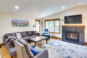 Living Room | Free WiFi | Window A/C Units | Blower & Baseboard Heat | Smart TV