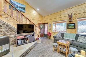 Living Room | Queen Sleeper Sofa | 1st Floor | Smart TV | Board Games