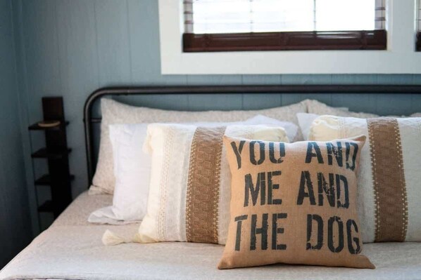 A cozy spot for you and your pup to unwind after a day exploring Center Hill Lake.
