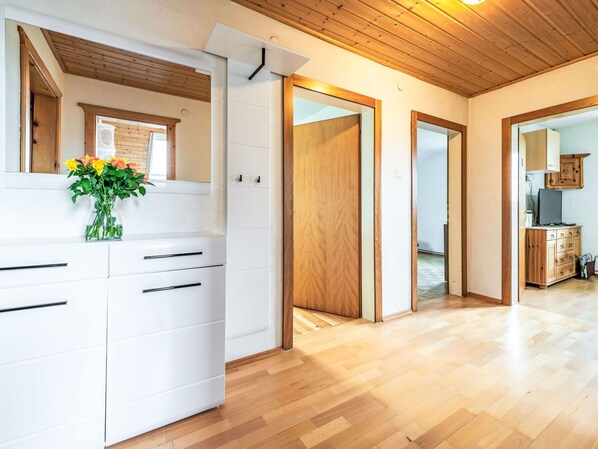 Propriété, Bois, Cabinetry, Porte, Plante, Bâtiment, Sol, Fleur, Ombre