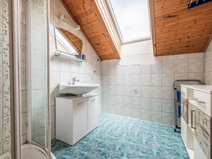 Évier, Propriété, Luminaire Plomberie, Robinet, Cabinetry, Salle De Bains, Bois, Architecture, Design Intérieur, Sol