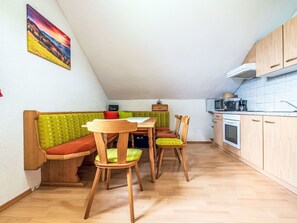 Propriété, Meubles, Cabinetry, Table, Design Intérieur, Bois, Sol, Comptoir, Sol, Cuisinière