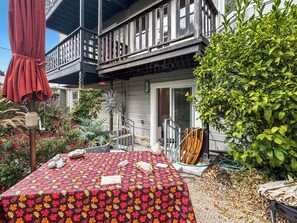 Spacious shared garden. 