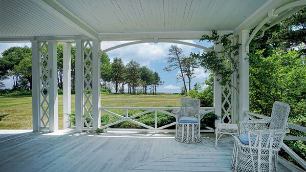 Outdoor seating | Wrap around porch