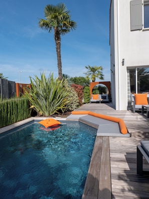 La somptueuse piscine extérieur privée.
