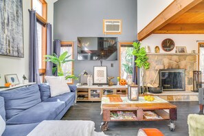 Living Room | Free WiFi | Window A/C Unit | Full Sleeper Sofa | 1st Floor