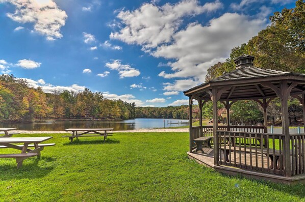 East Stroudsburg Vacation Rental | 2BR | 2BA | 1,323 Sq Ft | Stairs Required