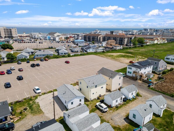 Just a 5 minute walk to the beach, shops, restaurants, and all entertainment!