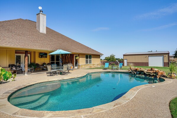 Stephenville Vacation Rental | 4BR | 3BA | 2,700 Sq Ft | 1 Minor Step to Enter