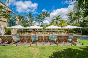 Poolside loungers under the Hawaiian sky – pure relaxation awaits.