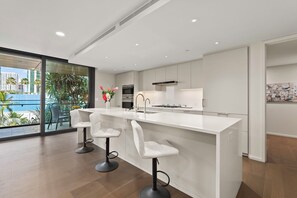 Modern kitchen island with sleek barstools – perfect for casual dining.