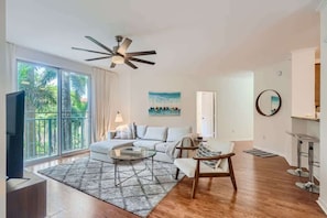 630SSapodillaAve306-WebQuality-003-04LivingRoom