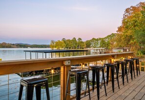 Imagine enjoying your morning coffee or an evening drink with this breathtaking lake view right from the deck. It’s the ideal spot for relaxation and quiet moments surrounded by nature.