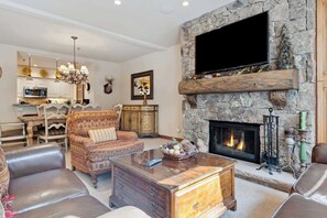 woodrunplace-18-5476_54065368108_o