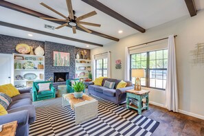 Living Room | Smart TV | Free WiFi | 3 Interior Steps