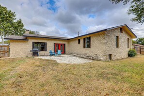 Private Backyard Area | Gas Grill | Outdoor Fire Pit