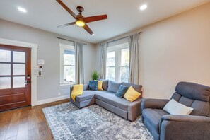 Living Room | Free WiFi | Central A/C & Heating | Smart TV