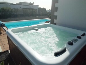 Outdoor spa tub