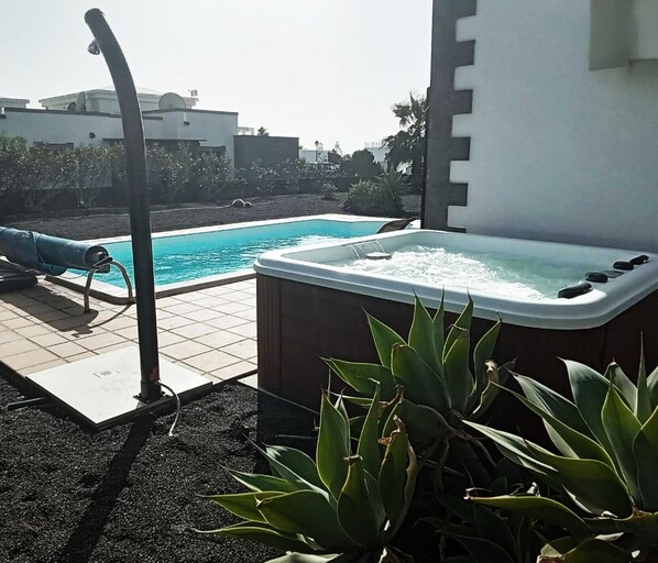 Outdoor spa tub
