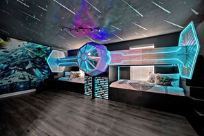 Star Ship 4 twin beds.
2 Twin Beds on Upper Bunk & 2 Twin Beds on Bottom Bunk